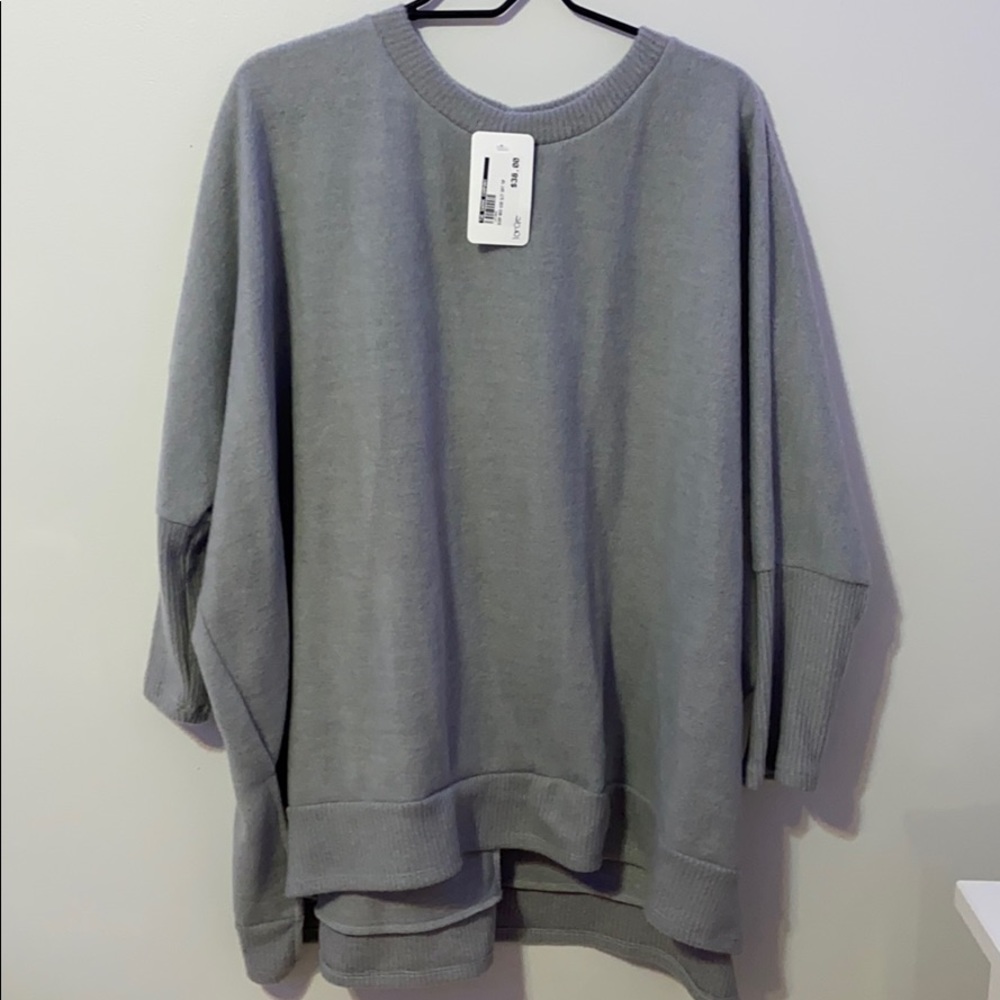 NWT!!!!Gray scoop neck side slit soft top